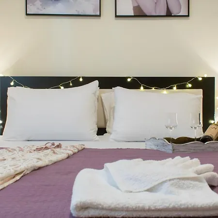 Апартаменти Blue Iris: Stylish Just 10 Minutes Walk From Old Town Chania *