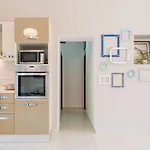 Blue Iris: Stylish Just 10 Minutes Walk From Old Town Chania Apartman Hriszí Aktí Haniá