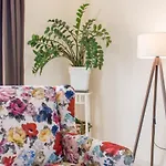 Blue Iris: Stylish Just 10 Minutes Walk From Old Town Chania Hriszí Aktí Haniá