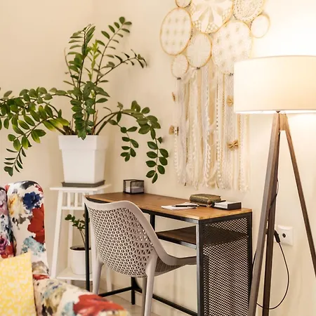 Blue Iris: Stylish Just 10 Minutes Walk From Old Town Chania Apartment *