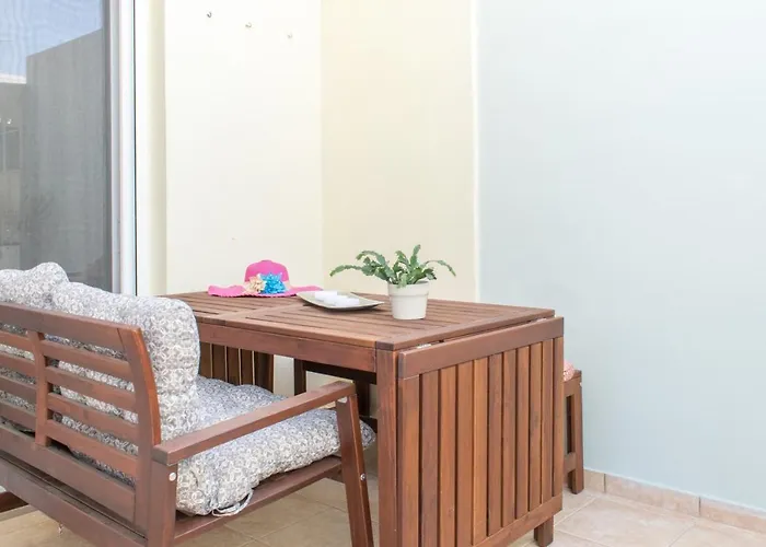 Blue Iris: Stylish Just 10 Minutes Walk From Old Town Chania Apartment *