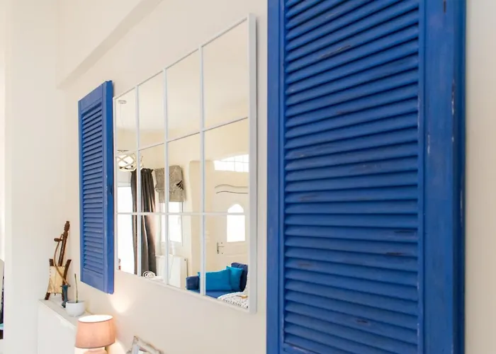 Blue Iris: Stylish Just 10 Minutes Walk From Old Town Chania *